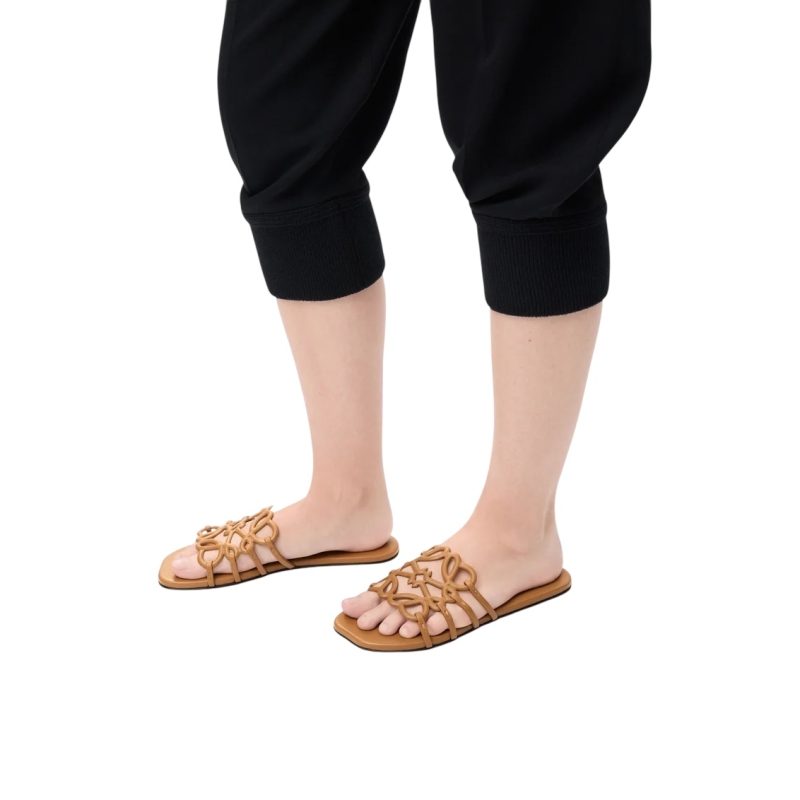 Loewe Petal Anagram slide Camel in soft calfskin - Image 4